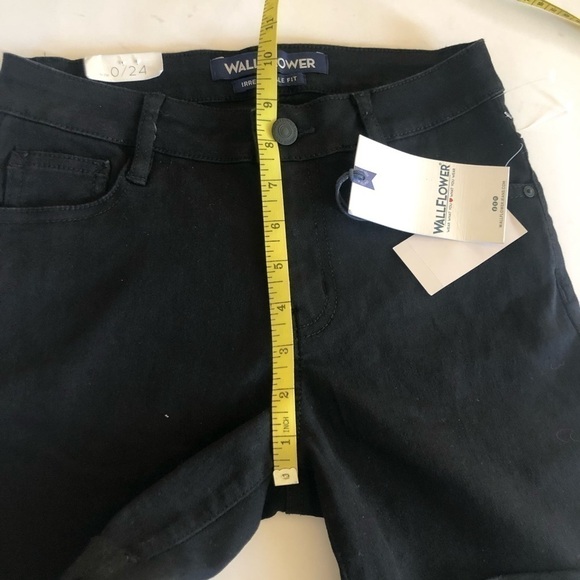 Wallflower High Rise The Irresistible Fit Midi Rolled Black Shorts Size 0/24 - Picture 8 of 10